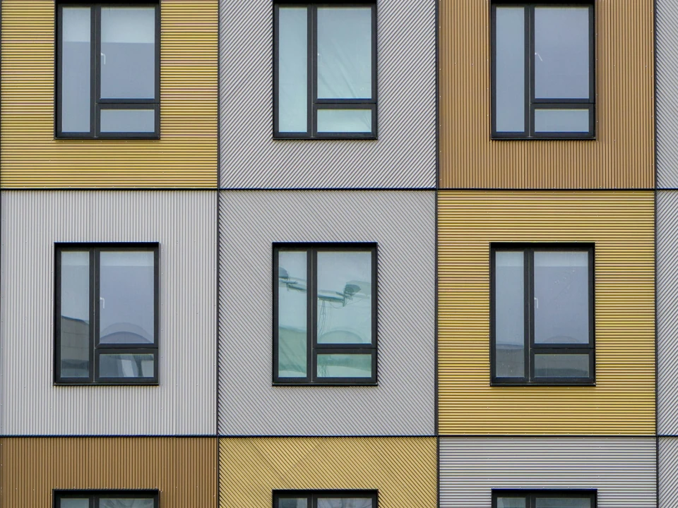 100% zoom crop of the original 1.74 MB building photo